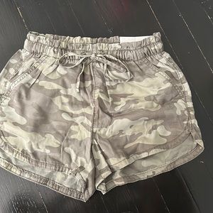 American eagle camo shorts; high rise size XS